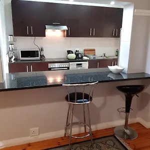 https://bramber-court-art-deco-self-catering-apartments.hotels-capetown.com